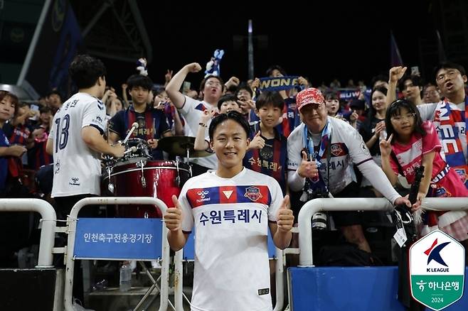 이승우가 21일 인천전이 끝난 뒤 수원FC 팬과 사진 촬영하고 있다. 사진 | 한국프로축구연맹