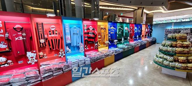롯데월드타워 1층 아트리움에 마련된 ‘FC세븐일레븐 with K리그 x 산리오캐릭터즈 팝업스토어’ 전경. K리그 14개 팀, 팀 K리그 유니폼이 라커룸 형식으로 진열돼 있다. 잠실=김우중 기자