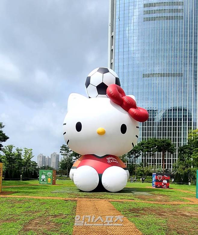 롯데월드타워 앞에 전시된 ‘FC세븐일레븐 with K리그 x 산리오캐릭터즈’ 헬로키티 대형 인형. 잠실=김우중 기자