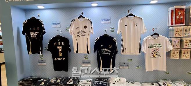 롯데월드타워 1층 아트리움에 마련된 ‘FC세븐일레븐 with K리그 x 산리오캐릭터즈 팝업스토어’ 전경. 팀 K리그 유니폼의 모습. 잠실=김우중 기자