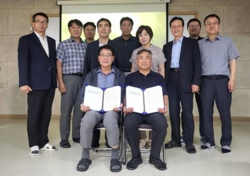 17일 (주)지에프에스에서 열린 ‘냉동김밥 OEM 생산 계약식’에서 강도순 순성농협 조합장(앞줄 왼쪽)과 이문규 지에프에스 대표(〃오른쪽)를 비롯한 양측 관계자들이 상호 긴밀한 협력을 다짐하고 있다.