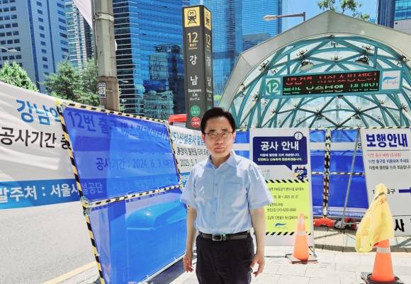 강남역 12번 출구 에스컬레이터 설치 공사 현장에 김형재 의원이 방문해 현장을 점검했다.