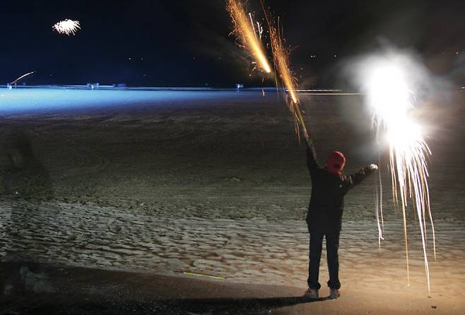 해수욕장 내 폭죽놀이. (사진=게티이미지뱅크)
