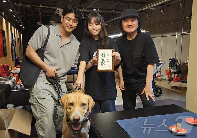 20일 아크보호소 후원바자회에서 캘리그라피 재능기부를 한 박병철 작가(오른쪽)와 아크에서 반려견을 입양한 정소희 씨. ⓒ 뉴스1 최서윤 기자