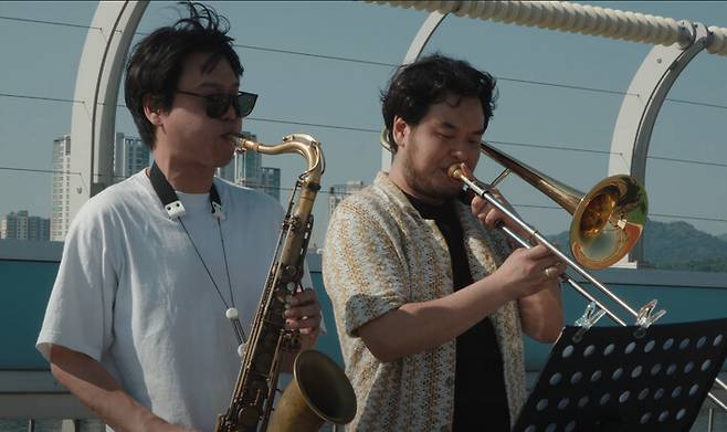 이진우씨가 지난 9일 마포대교에서 트롬본 연주자(서울)와 협연하고 있다. ‘언라인드 뮤직’ 유튜브 갈무리