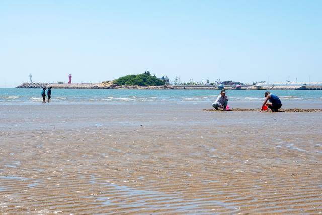 구시포해수욕장은 물이 빠져도 펄이 아닌 모래사장이 드러난다. 한국관광공사 제공
