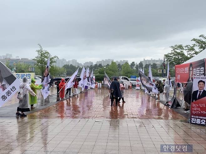 23일 제4차 국민의힘 전당대회가 열리는 경기 고양시 킨텍스 제1전시장 앞에 모인 당원·지지자들. / 사진=홍민성 기자