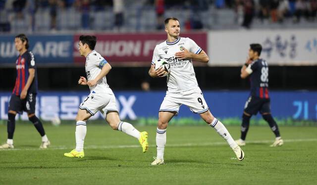 계속되는 부진으로 인해 강등권 추락 위기에 몰린 K리그1 인천 유나이티드가 팀의 간판 공격수인 무고사에 대한 의존도가 지나치게 높은 것이 문제점으로 지적되고 있다. 인천 UTD 제공