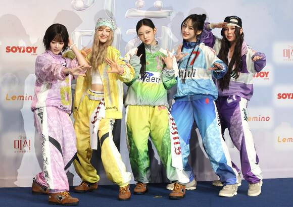 그룹 뉴진스가 지난 21일 오후 인천 영종도 인스파이어 엔터테인먼트 리조트에서 열린 SBS 2024 가요대전 서머 블루카펫 행사에서 포즈를 취하고 있다. 연합뉴스