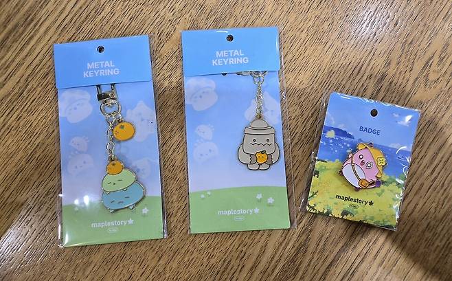 - 선물용으로 요긴하게 사용할 수 있는 제주 에디션 키링