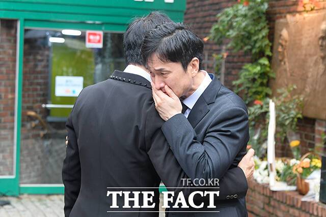 대학로 소극장 '학전'을 이끈 가수 고 김민기의 발인식이 24일 오전 서울 종로구 아르코꿈밭극장(구 학전)에서 엄수된 가운데 배우 장현성(오른쪽)이 눈물을 보이고 있다. /장윤석 기자