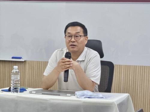권영완 퀀텀포트 대표가 지난 23일 서울에서 기자 간담회를 열어 새로 합성했다고 주장한 상온 초전도체 'LKK-17'에 대해 설명하고 있다. 연합뉴스 제공