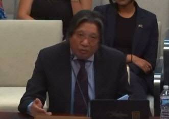 '차이나디지털타임스'의 창립자인 샤오창이 23일 미 의회 미중전략경쟁위원회에서 발언하고 있다. 미 하원 SNS 갈무리