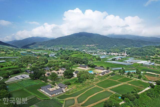 남원 산내면 실상사는 일대에서 가장 낮은 평지에 자리 잡고 있다. 마을과 마을을 오가자면 자연스럽게 스쳐 지나는 곳이어서 주민 공동체의 구심점 역할을 하는 절이다.