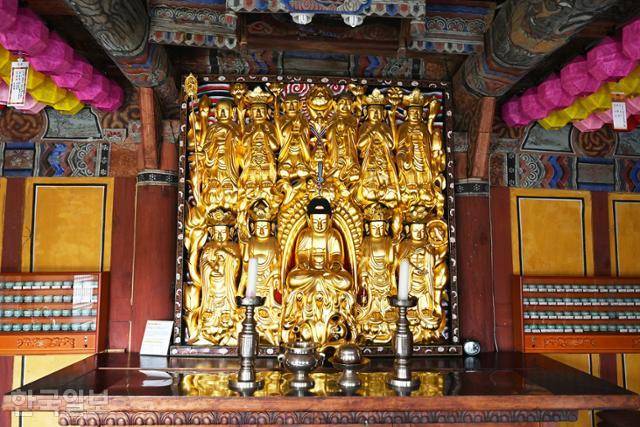 약수암의 목각탱화. 금칠을 해놓아서 설명을 들어야 나무 조각 작품임을 알 수 있다.