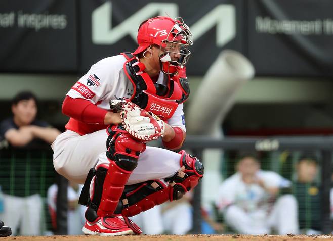 <yonhap photo-4015=""> 23일 KIA 포수 김태군이 양현종에게 피치컴으로 사인을 전달하고 있다. 연합뉴스</yonhap>