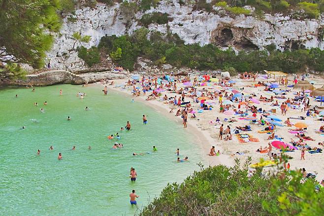 스페인 마요르카의 욤바르즈 해변. 소셜미디어에서 아름다운 해변으로 휴가철마다 포스팅 되는 장소다. 사진 김은덕, 백종민