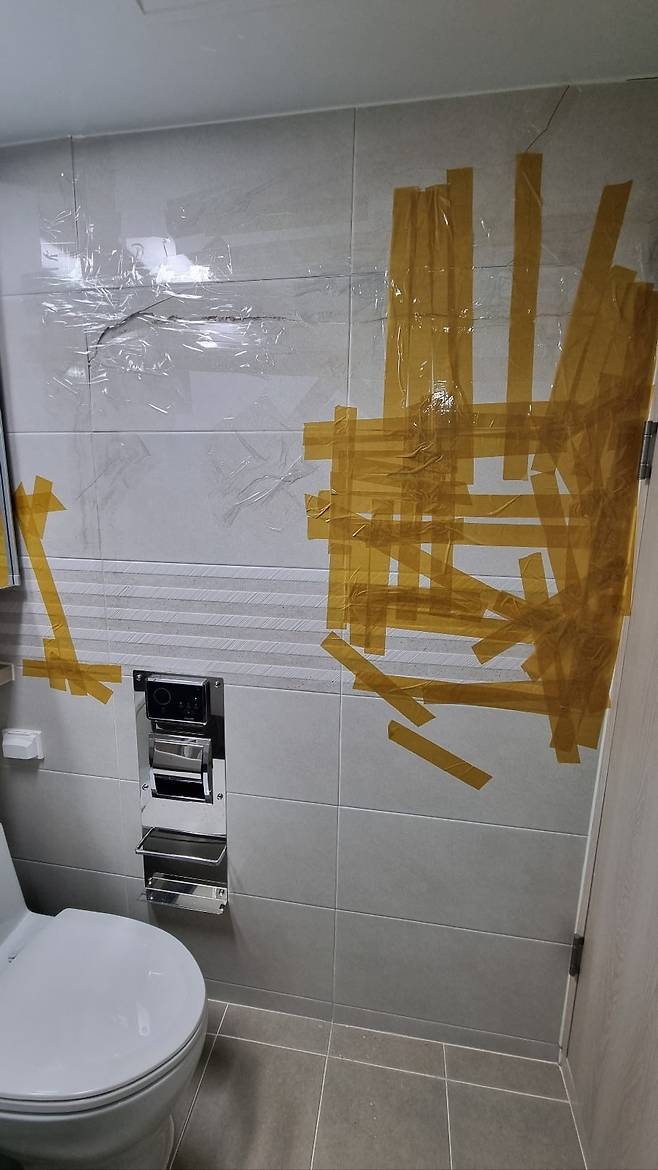 인천 서구의 한 아파트 화장실에서 발생한 하자 / 사진=블라인드 캡처