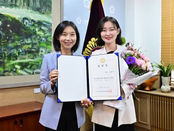 신임 대변인으로 임명된 김혜지 의원(오른쪽)