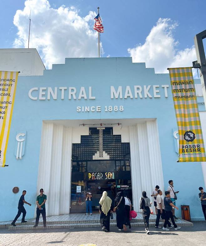 센트럴 마켓을 상징하는 하늘색 외관