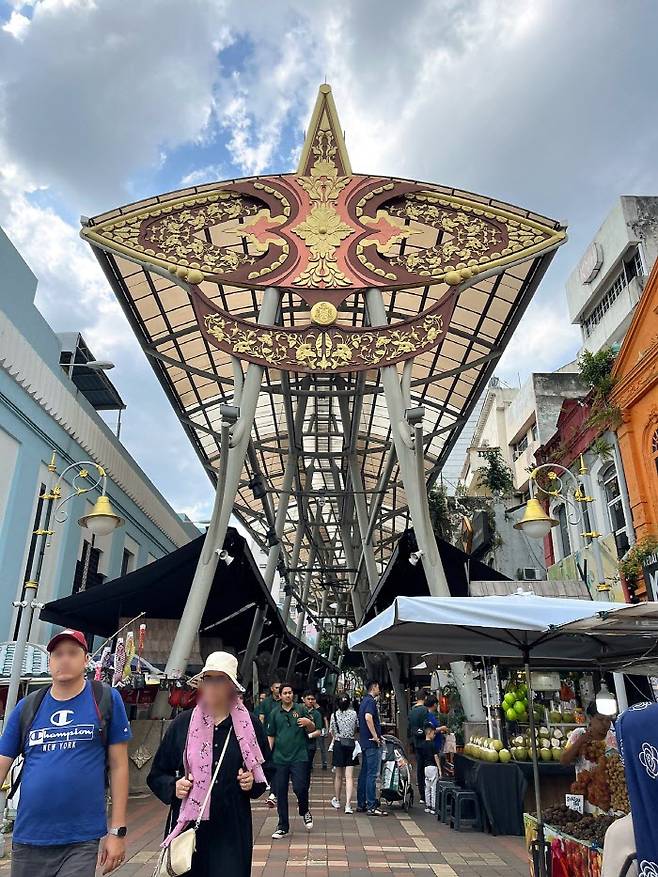 센트럴 마켓 내부에는 없는 코코넛, 아이스크림 등 간식거리를 팔기도 하고 가끔 작은 길거리 공연을 볼 수도 있다