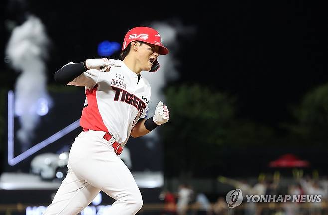 환호하는 김도영, 첫 사이클링 히트 기록 (광주=연합뉴스) 조남수 기자 = 23일 광주기아챔피언스필드에서 열린 프로야구 NC 다이노스와 KIA 타이거즈의 경기. KIA 김도영이 6회말 1사 1루에서 좌측 담장을 넘기는 투런홈런으로 사이클링 히트를 기록하며 기뻐하고 있다. 2024.7.23 iso64@yna.co.kr