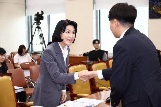 25일 오전 서울 여의도 국회 과학기술정보방송통신위원회에서 열린 이진숙 방송통신위원장 후보자 인사청문회에서 이 후보자(왼쪽)가 이준석 개혁신당 의원과 인사를 나누고 있다.(사진=뉴스1)