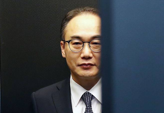 이원석 검찰총장이 지난 22일 오후 서울 중구 은행연합회에서 열린 민생침해범죄 대응 강화방안 모색을 위한 세미나를 마치고 승강기를 통해 이동하고 있다. /뉴스1