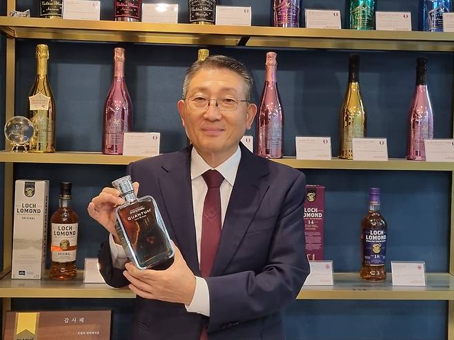 김일주 회장이 임페리얼 제품을 들어보이고 있다. 임페리얼은 국내 최초 국산 브랜드 위스키로, 김회장이 마케팅 상무 시절, 위조방지장치 캡(키퍼)을 개발, 100만 상자를 판매하는 대기록을 세웠다. /박순욱 기자