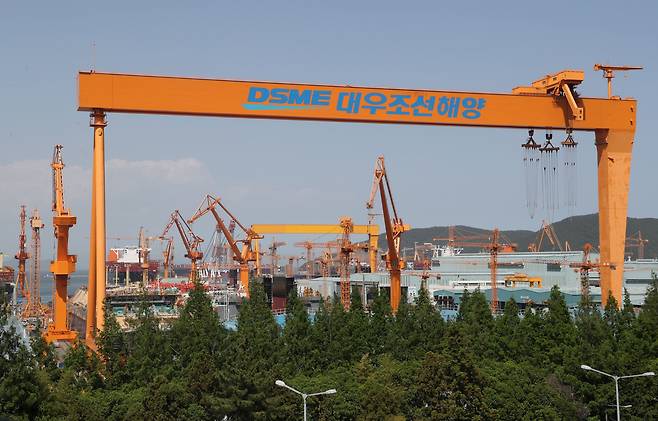한화오션 옥포조선소 전경. 'DSME 대우조선해양'이 적힌 골리앗 크레인 뒤로 사명을 지운 골리앗 크레인이 보인다. /뉴스1