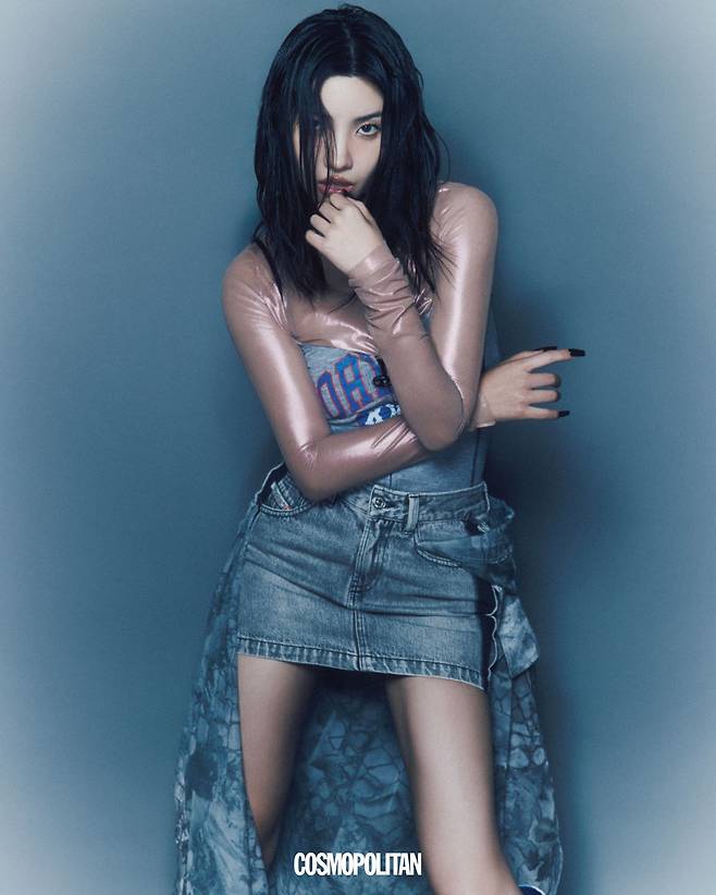 프린트 보디슈트, 이너 보디슈트, 시폰 셔츠가 장식된 데님 미니스커트 모두 Diesel. 롱부츠 Acne Studios.