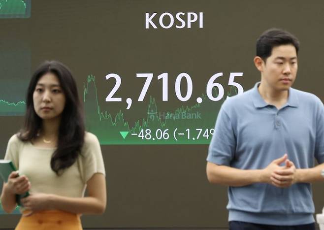 25일 오후 서울 중구 하나은행 딜링룸에서 직원들이 업무를 보고 있다. ⓒ연합뉴스