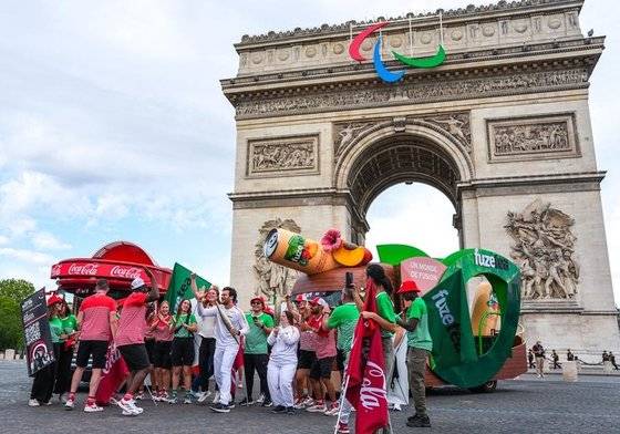 지난 15일 파리 개선문에서 성화봉송 주자와 공연 관계자가 상호 교류를 하고 있다. 신화통신