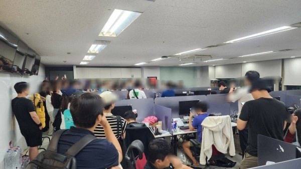 25일 새벽 3시쯤 서울 강남구 삼성동 위메프 본사 1층. 구매 상품을 수기로 환불받기 위해 고객들이 자리를 지키고 있다. /사진=온라인 커뮤니티 갈무리