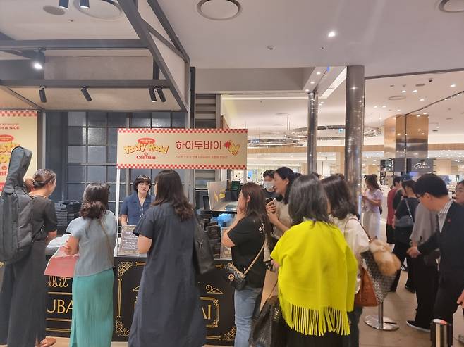 신세계백화점 센텀시티에서 진행한 두바이 초콜릿 팝업스토어 '하이두바이'에 고객들이 몰려있다. /사진=신세계백화점