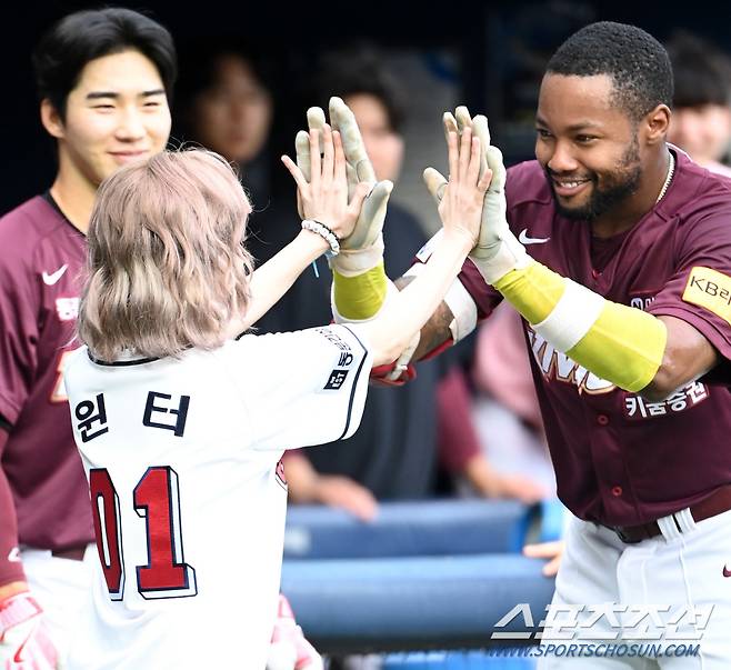 25일 잠실야구장에서 열린 키움과 두산의 경기, 그룹 에스파(aespa) 윈터가 시구를 위해 그라운드에 나서다 키움 도슨과 하이파이브를 하고 있다. 잠실=허상욱 기자 wook@sportschosun.com/2024.07.25/