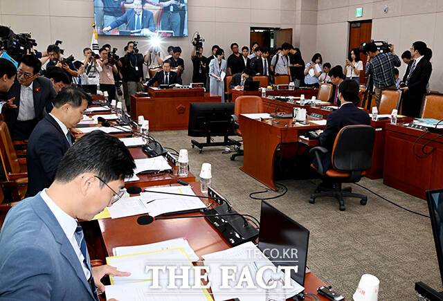 '정시에 출발하는 법제사법위원회'