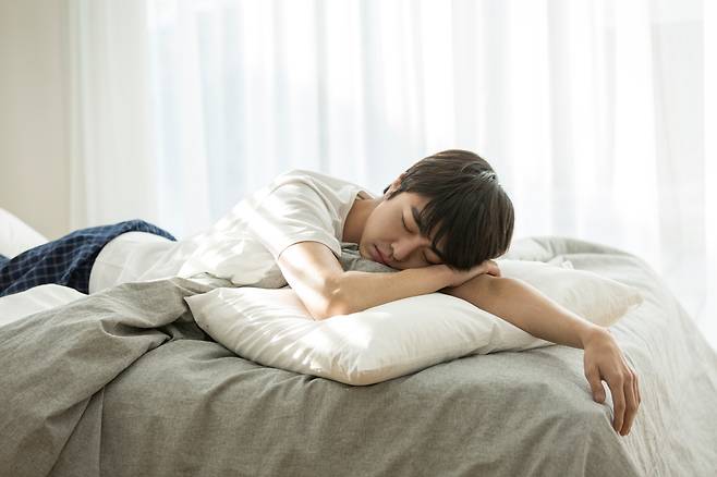 엎드려서 자면 위와 폐가 압박돼 뇌에 공급되는 산소량이 줄어들고 뇌파에 혼란이 생겨 야한 꿈을 꿀 수 있다./사진=클립아트코리아
