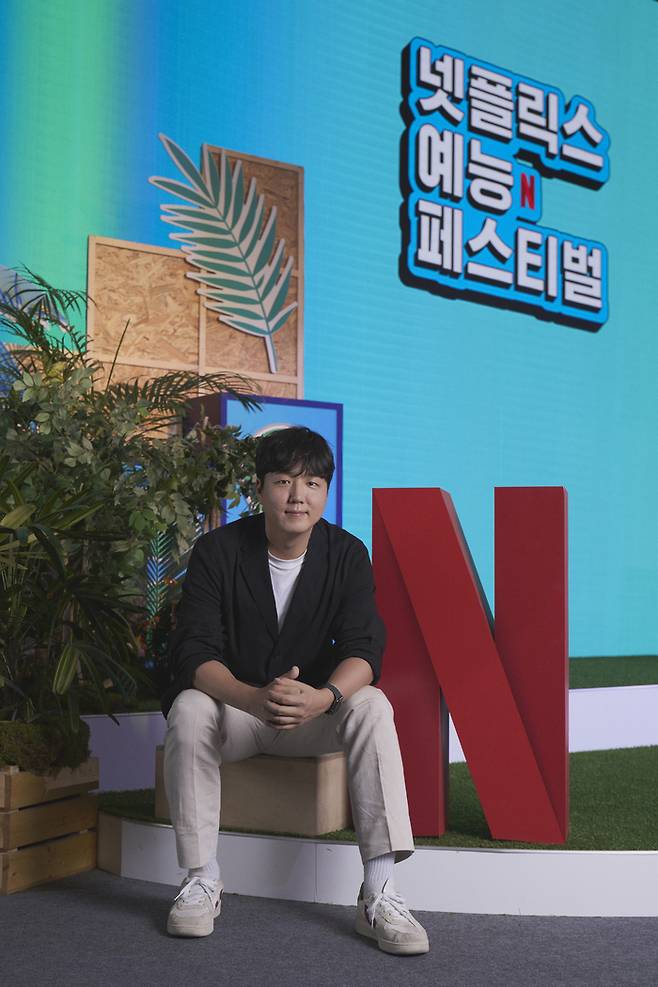 넷플릭스의 오리지널 예능 ‘신인가수 조정석’을 연출한 양정우PD가 26일 오후 서울 여의도 콘래드호텔에서 열린 ‘넷플릭스 예능 페스티벌’에 참석해 포즈를 취하고 있다. 사진 넷플릭스