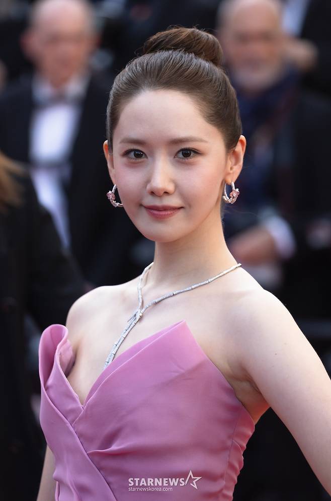 (칸=뉴스1) 이준성 기자 = 19일(현지 시간) 프랑스 남부 도시 칸 '팔레 데 페스티발’(Palais des Festival) 뤼미에르 대극장에서 열린 제77회 칸 국제영화제 비경쟁 부문 영화 '호라이즌: 언 아메리칸 사가' 시사회에서 프랑스 럭셔리 주얼리 브랜드 ‘부쉐론’의 홍보대사로 초청된 가수 겸 배우 윤아(임윤아)가 레드카펫에 오르고 있다. 2024.5.20/뉴스1 Copyright (C) 뉴스1. All rights reserved. 무단 전재 및 재배포, AI학습 이용 금지. /사진=(칸=뉴스1) 이준성 기자