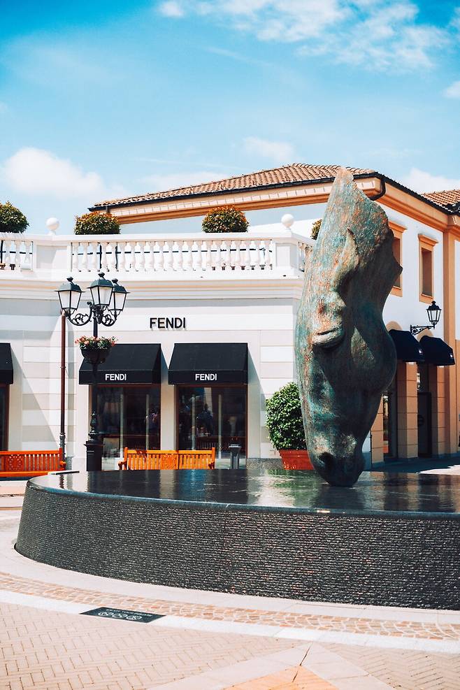 아웃렛 곳곳에서 분수대와 미술품을 발견할 수 있다