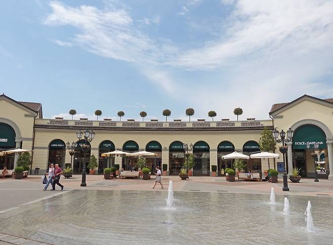 아웃렛 중앙의초대형 분수대