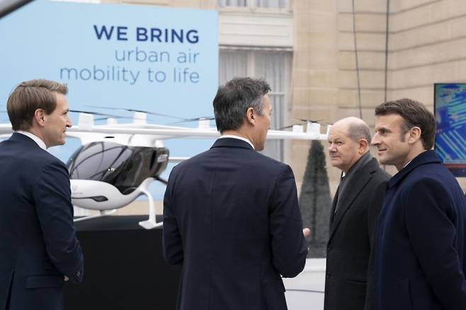 2023년 6월, 격년으로 열리는 세계 최대 에어쇼 '파리 에어쇼'에서 에마뉘엘 마크롱 프랑스 대통령(맨 오른쪽)이 볼로시티를 살펴보고 있다. Volocopter GmbH 제공