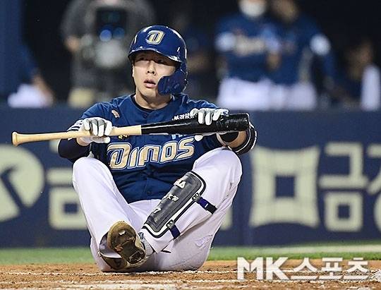 26일 창원 롯데전에서 사구를 맞고 오른 손목 골절 의심 판정을 받은 NC 박건우. 사진=김영구 기자