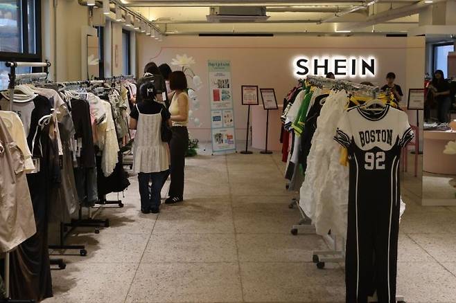 8일 서울 성동구 성수동에 문을 연 중국 패스트패션 업체 '쉬인'(SHEIN) 오프라인 팝업스토어에서 시민들이 매장을 살펴보고 있다. 쉬인이 한국에서 팝업스토어를 여는 것은 이번이 처음이다. 사진제공=연합뉴스