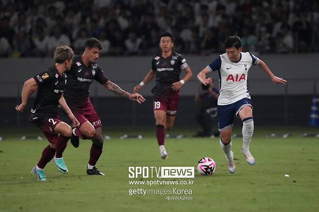 ▲ 손흥민이 일본 '심장' 도쿄국립경기장에서 열린 2024 프리시즌 아시아 투어 첫 번째 경기에서 J리그 4위 팀 비셀고베를 만났다. 이날 선발로 출전한 손흥민은 왼쪽 측면에서 뛰며 토트넘 공격을 이끌었다. 최전방에 자리한 데얀 클루셉스키와 호흡했다. 비공식 평가전에선 멀티골을 넣었지만 프리시즌 공식전에선 득점하지 못했던 손흥민이 도쿄에서 정확하고 날카로운 슈팅으로 골망을 뒤흔들며 프리시즌 공식전 첫 골 '찰칵 세리머니'를 선보였다. 이제 한국으로 넘어와 한국 팬들과 마주하게 된다