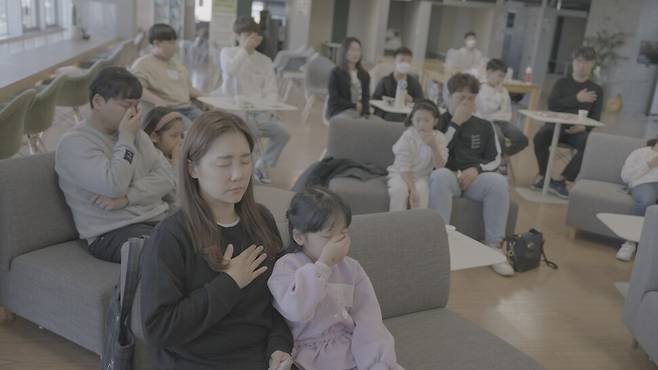 아이들은 오래 앉아 있지 못하고 집중력이 약해 명상이 어렵다는 편견이 있지만 교육자가 잘 이끌어주면 충분히 해낼 수 있다. 마음챙김놀이터 제공