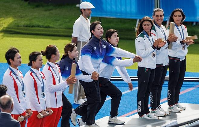 28일(현지시간) 프랑스 파리 레쟁발리드에 양궁 경기장에서 열린 2024 파리올림픽 양궁 여자단체전에서 올림픽 연속 10연패를 달성한 (왼쪽부터) 전훈영,임시현, 남수현이 시상대에 오르고 있다. 사진=연합뉴스