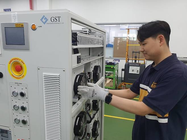 박한일 사원이 칠러 제품 검사를 하고 있다. 화성=윤현주 기자