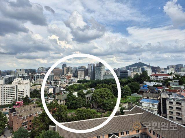 서울 종로 양의문교회 옥상에서 내려다 본 '이회영 기념관' 전경. 흰색 원 안에 보이는 2개의 석조 건물 중 오른쪽으로 기념관이 이전했다.